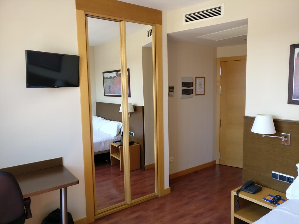 Single Room,701531557:JPEG